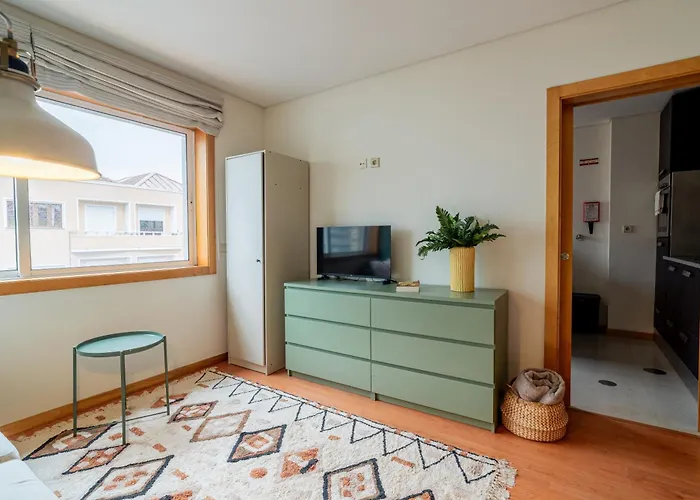 Near Metro, Cedofeita,