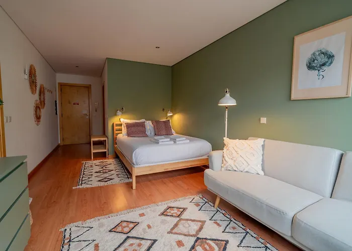 Near Metro, Cedofeita,